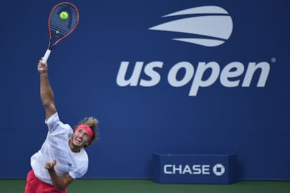 Alexander Zverev de Alemania sirve contra Adrian Mannarino de Francia (no en la foto) en el quinto día del torneo de tenis del U.S.Open 2020
