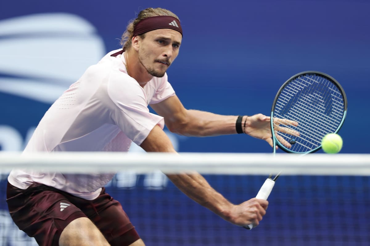 Alexander Zverev devuelve ante Ben Shelton en la final del US Open, el domingo 13 de septiembre de 2