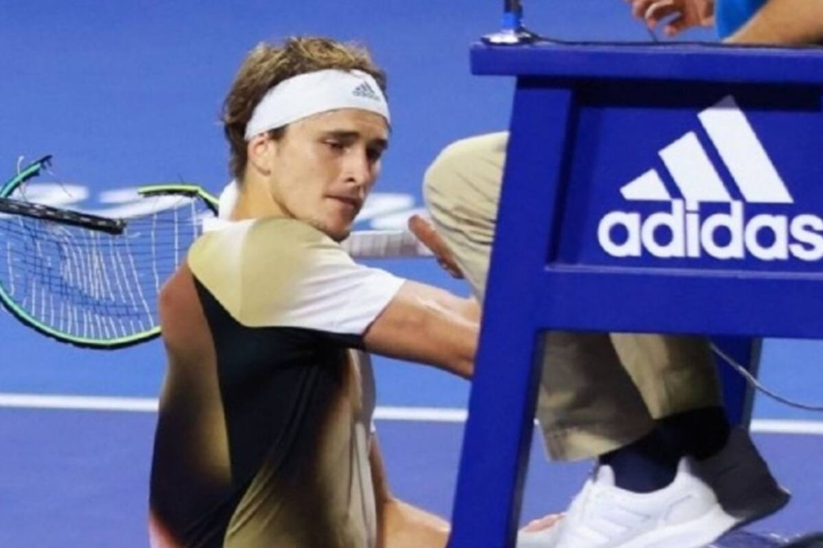 Alexander Zverev golpea su raqueta contra la silla del árbitro, en Acapulco