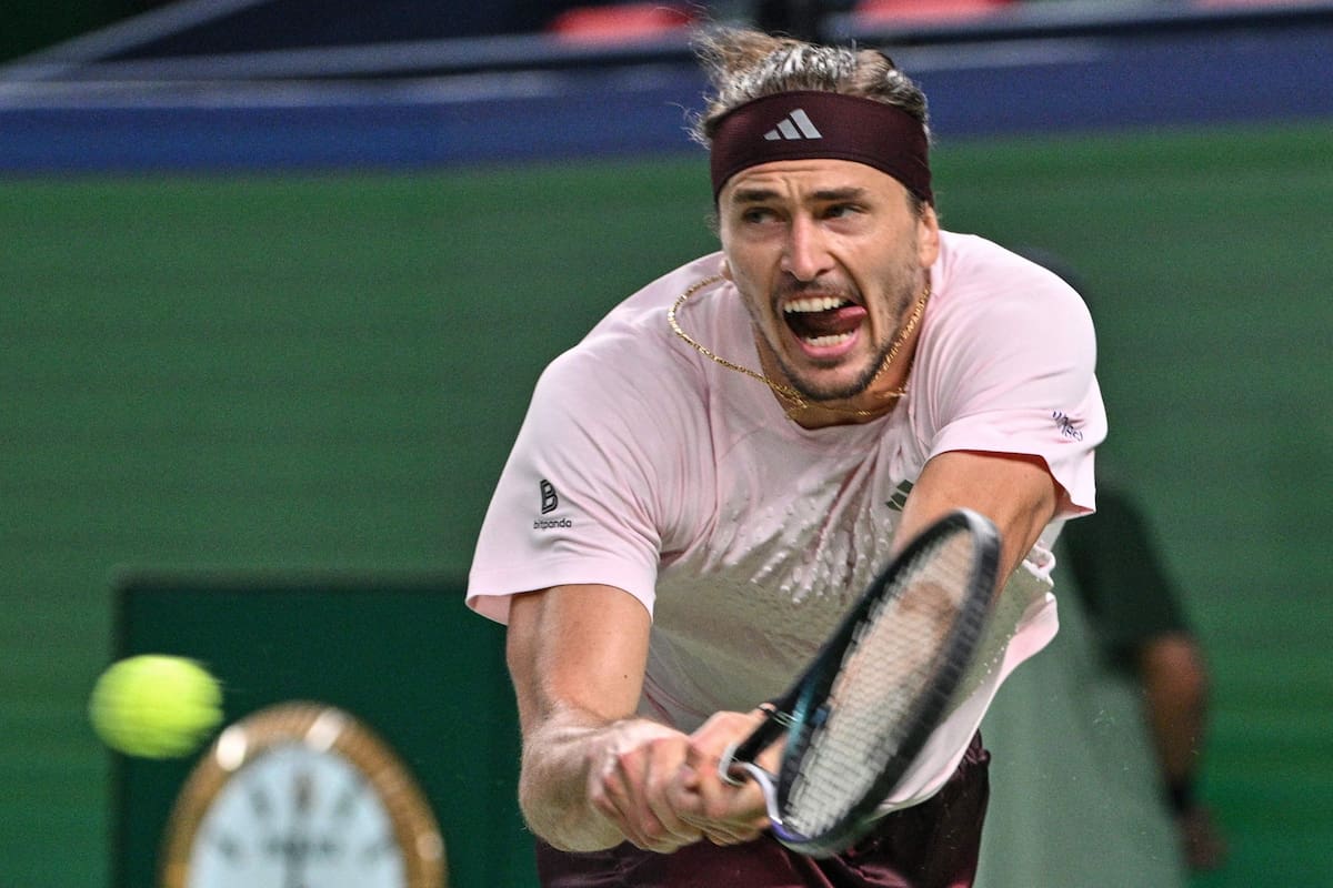 Alexander Zverev superó a Alexander Bublik en los octavos de final del Masters 1000 de Shanghái, a pesar del dolor en un tobillo, que hizo parecer que se retiraría.