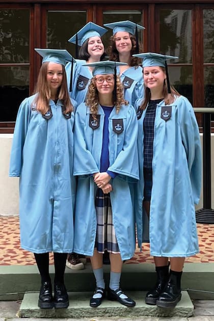 Alexandra (a la izquierda de la foto) junto a sus compañeras, el día de su graduación.
