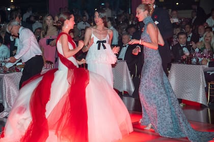 Alexandra, Charlotte y Beatrice, en pleno baile.