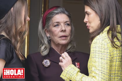 Alexandra de Hannover, Carolina de Mónaco y Charlotte Casiraghi, juntas, en el balcón del palacio Grimaldi