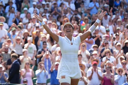Alexandra Eala, de Filipinas, y uno de sus grandes impactos: victoria sobre Iga Świątek en Wimbledon, hace dos meses. (Foto AP/Maja Smiejkowska)