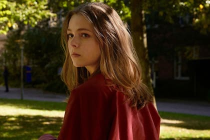 Alexandra Karlsson Tyrefors como Stella, la joven en el centro de la trama de Una familia muy normal, disponible en Netflix