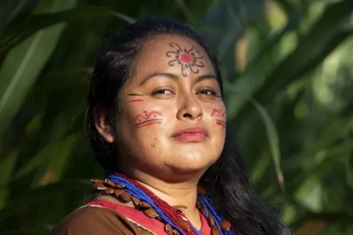 Alexandra Narváez, líder cofán de 30 años, preside una asociación de mujeres en su comunidad