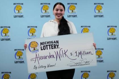 Alexandra Wilk ganó US$ 1 millón en el juego Instant Jackpot de la Lotería de Michigan.