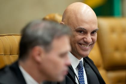 Alexandre de Moraes, magistrado de la Corte Suprema, sonríe junto al magistrado André Mendonça durante una sesión plenaria del tribunal, el miércoles 2 de septiembre de 2026, en Brasilia, Brasil. (AP Foto/Eraldo Peres)