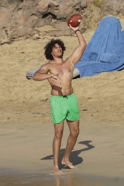 Alexandre, el segundo hijo de Alberto de Mónaco, juega en la playa Colombier de Saint Barth