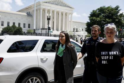Alexandria Ocasio-Cortez, al ser detenida por la Policía del Capitolio, en Washington. Anna Moneymaker/Getty Images/AFP