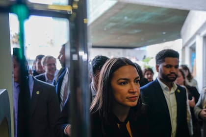 Alexandria Ocasio-Cortez es una destacada voz progresista en el Congreso, que se opone firmemente a las políticas migratorias de Trump