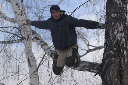 Alexéi Dudoladov debe trepar un abedul de 10 metros para poder conectarse a las clases por Zoom en su aldea en Siberia
