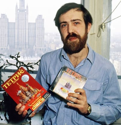 Alexey Pajitnov con la versión del Tetris con el nombre y los motivos rusos creados por los publicitarios de Spectrum HoloByte