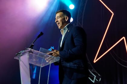 Alexi Giannoulias, secretario de Estado de Illinois, lleva adelante medidas para facilitar los trámites