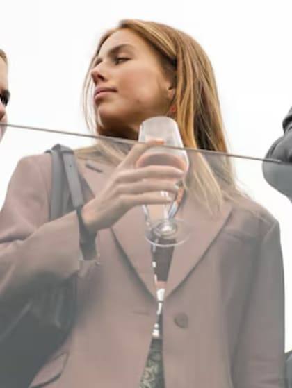 Alexia mientras mira la carrera en el Circuito Zandvoort