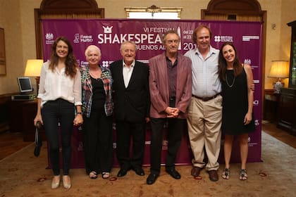 Alexia Moyano, Penny Cherns, Roberto Carnaghi, George Irving, James Murray y Malena Solda