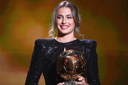 Alexia Putellas posa con el trofeo del Balón de Oro femenino durante la ceremonia en el Theatre du Chatelet, en París, el lunes 29 de noviembre de 2021