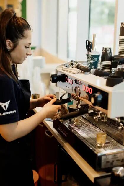 Alexia Ralevski, de Melbourne, es la barista de los Socceroos en la Copa del Mundo 2022