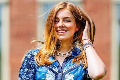 Alexia se destaca por su belleza y por una personalidad extrovertida que recuerda a su madre