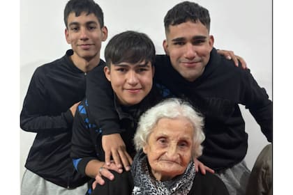 Alexis (a la derecha), Elizandro (a la Izquierda) y Joaquín (en el centro), junto a su bisabuela