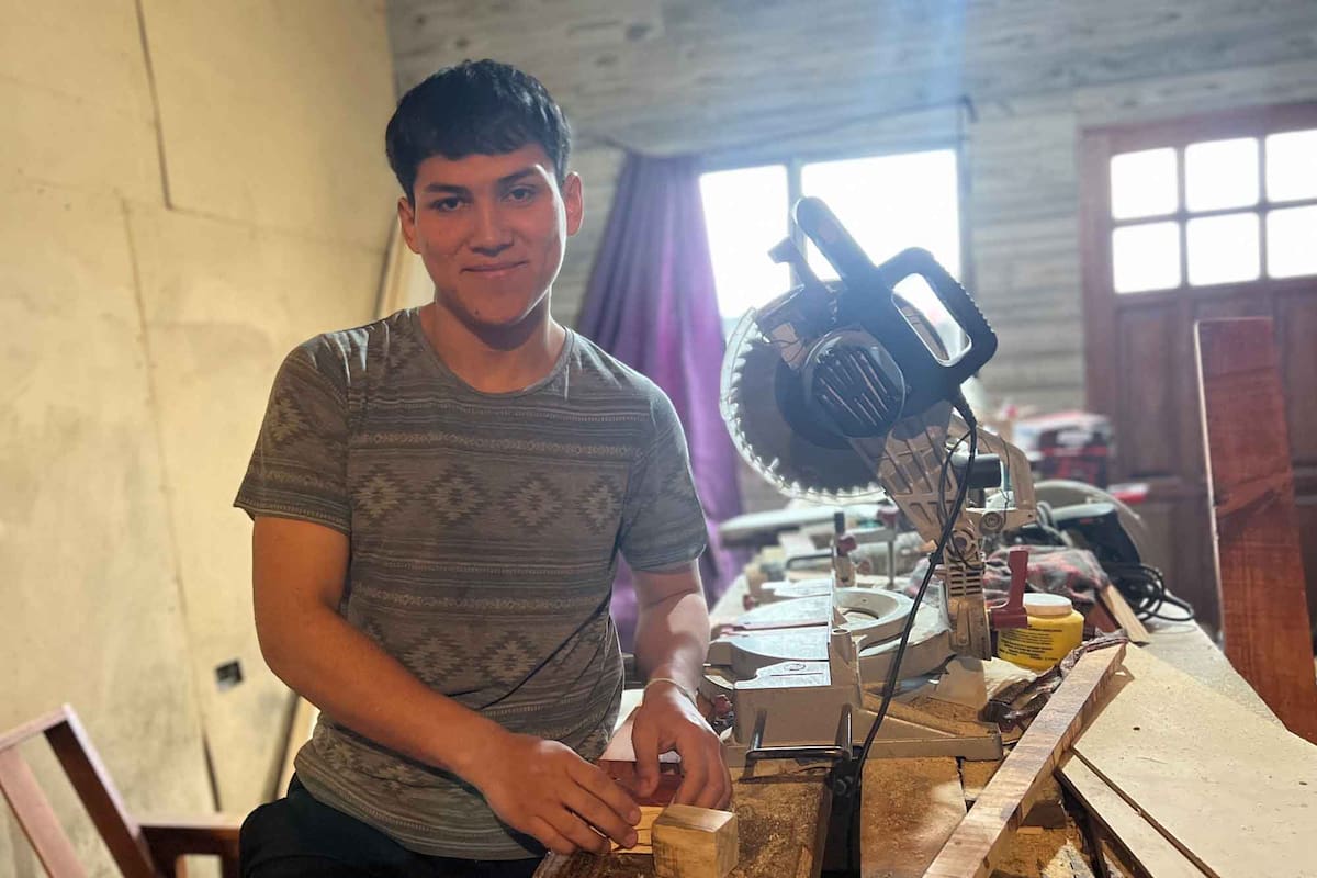 Alexis Barlet en el taller de carpintería que su papá tiene montado en su casa; de él, aprendió el amor por los oficios