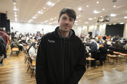 Alexis Beccaria, a la salida del salón en planta baja de la Facultad de Ciencias Económicas, luego de entregar su examen por una vacante para la residencia en cardiología
