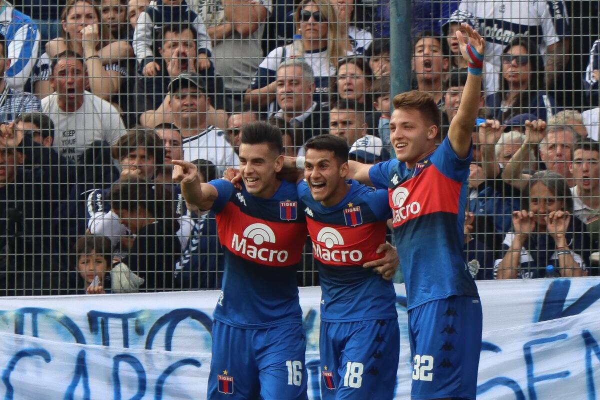 Alexis Castro, Blas Armoa (autor del gol) y Mateo Retegui festejan el 1-0 de Tigre en la cancha de Gimnasia