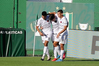 Alexis Castro festeja su gol, el 1-0 de Colón en su visita a Banfield