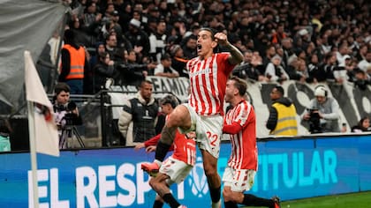 Alexis Castro marcó el gol de Estudiantes de La Plata ante Corinthians para el 1-0 en los cuartos de final de la Copa Libertadores; el Pincha festejó en Brasil