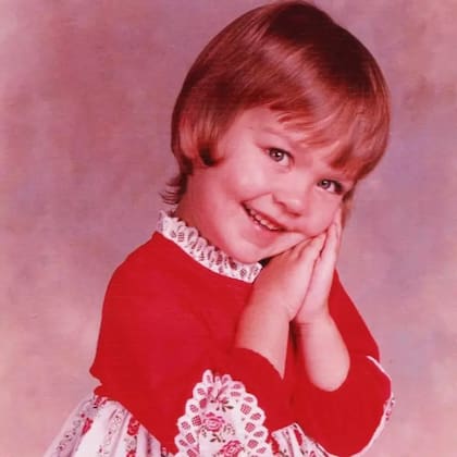 Alexis cuando eran niña y llevaba unos años viviendo con los Bowman