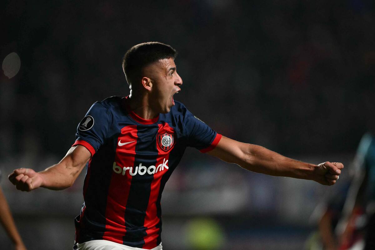 Alexis Cuello celebra eufórico su obra de arte: pecho para control dirigido, corrida, gambeta y remate, túnel incluido, para que San Lorenzo pasara a vencer momentáneamente a Liverpool, de Uruguay, por 2-1 por la Copa Libertadores.