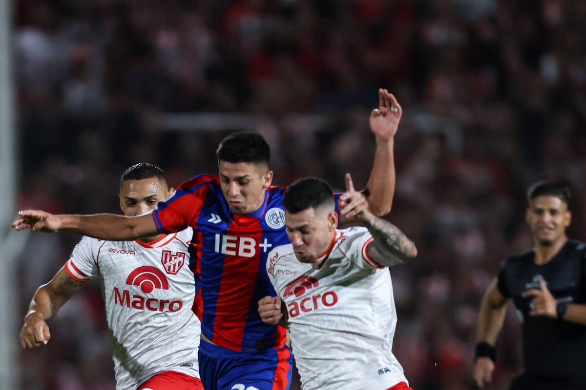 Alexis Cuello trata de escapar a la doble marcación; el delantero aportó sacrificio y despliegue en el ataque del Ciclón
