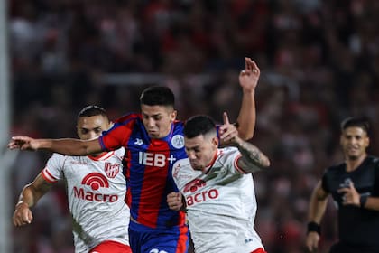 Alexis Cuello trata de escapar a la doble marcación; el delantero aportó sacrificio y despliegue en el ataque del Ciclón