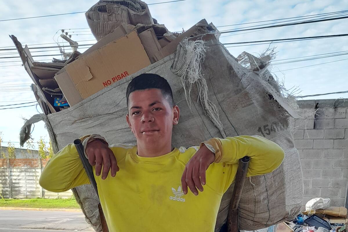 Alexis, de 20, años, abandonó la escuela para trabajar de cartonero: “Salgo a las 7 de la mañana y vuelvo a las 5 de la tarde. En casa no sobra la plata”, explica Alexis