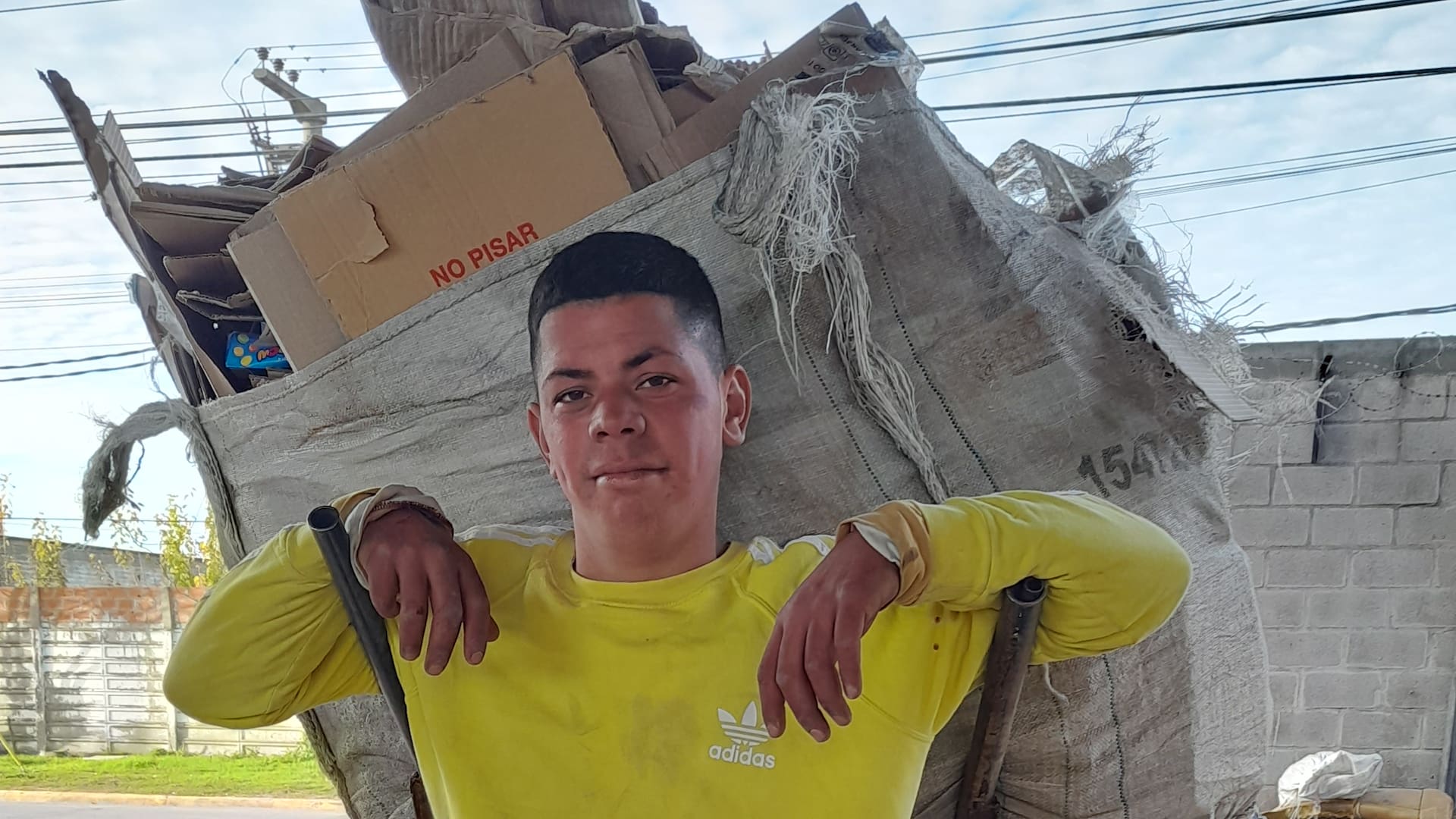 Alexis, de 20, años, abandonó la escuela para trabajar de cartonero: “Salgo a las 7 de la mañana y vuelvo a las 5 de la tarde. En casa no sobra la plata”, explica Alexis
