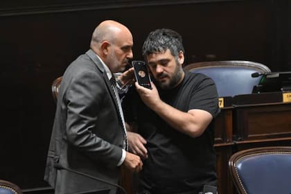 Alexis Guerrera y Facundo Tignanelli hablan por teléfono con Sergio Massa con la sesión caída; se le dilata el permiso para tomar deuda a Kicillof