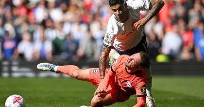 Alexis Mac Allister cae tras una patada de Cuti Romero en Tottenham vs. Brighton; ahora, el número 10 jugará en Liverpool contra su compañero del seleccionado argentino.