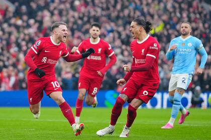 Alexis Mac Allister celebra tras anotar de penal para Liverpool para el empate 1-1 contra Manchester City en la Liga Premier, el domingo 10 de marzo de 2024, en Liverpool. (AP Foto/Jon Super)