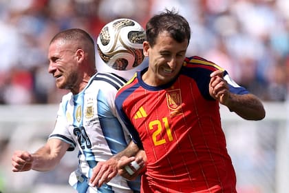 Alexis Mac Allister durante la última final del Mundial, luchando por la pelota con el español Mikel Oyarzabal