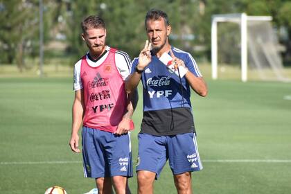 Alexis Mac Allister escucha atentamente las indicaciones del entrenador Batista