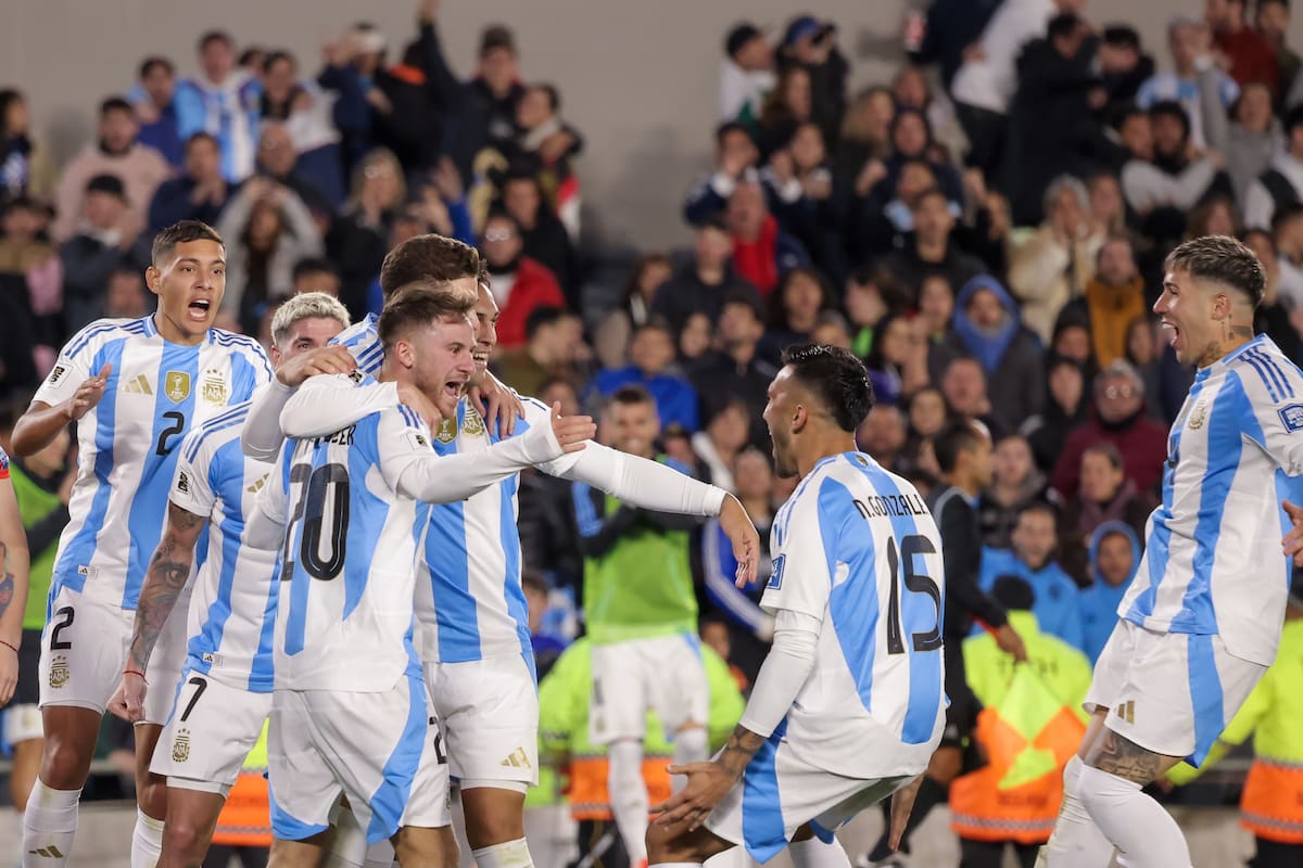 Alexis Mac Allister festeja con Nico González y Enzo Fernández el 1-0 ante Chile, pero se suman todos: la selección no depende sólo de Messi para convertir goles