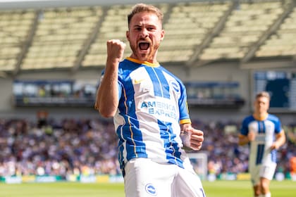 Alexis Mac Allister festeja un gol con la camiseta de Brighton, de Inglaterra, por la Premier League