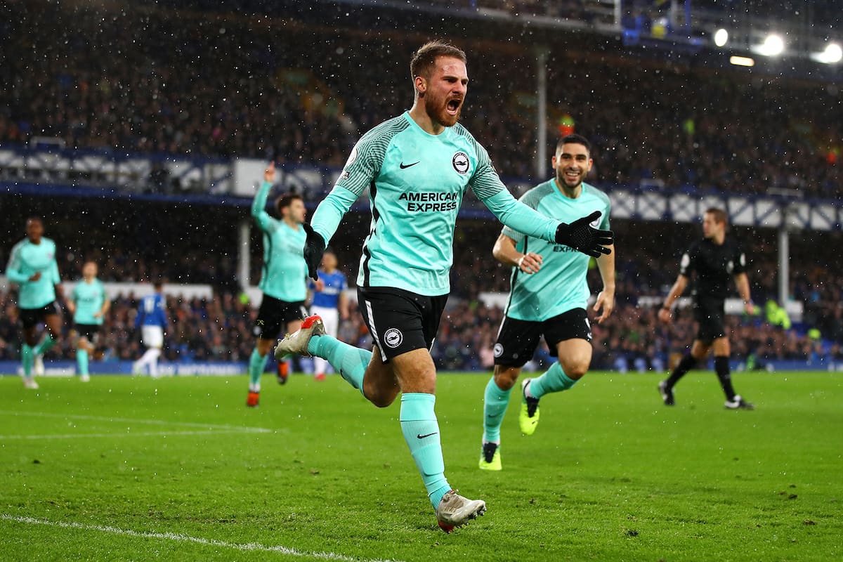 Alexis Mac Allister festeja uno de los dos tantos que marcó en el triunfo de Brighton ante Everton por la Premier League