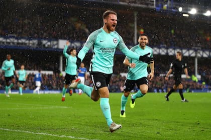 Alexis Mac Allister festeja uno de los dos tantos que marcó en el triunfo de Brighton ante Everton por la Premier League
