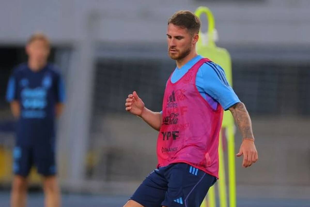 Alexis Mac Allister, flamante refuerzo de Liverpool, durante la práctica de la selección en Pekín