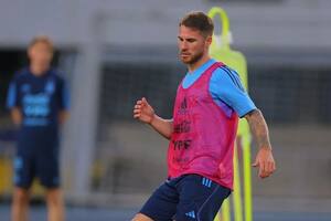 Alexis Mac Allister, flamante refuerzo de Liverpool, durante la práctica de la selección en Pekín