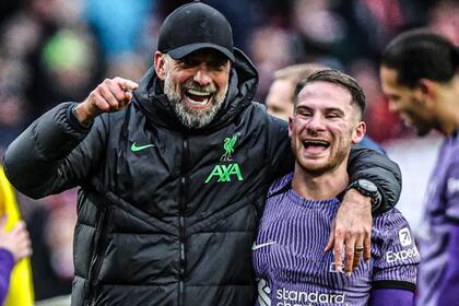 Alexis Mac Allister junto a Jürgen Klopp