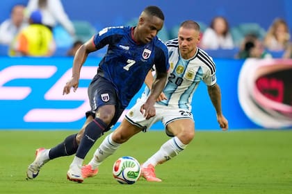 Alexis Mac Allister marca a Jovane Cabral en Argentina vs. Cabo Verde por los dieciseisavos de final de la Copa del Mundo 2026.
