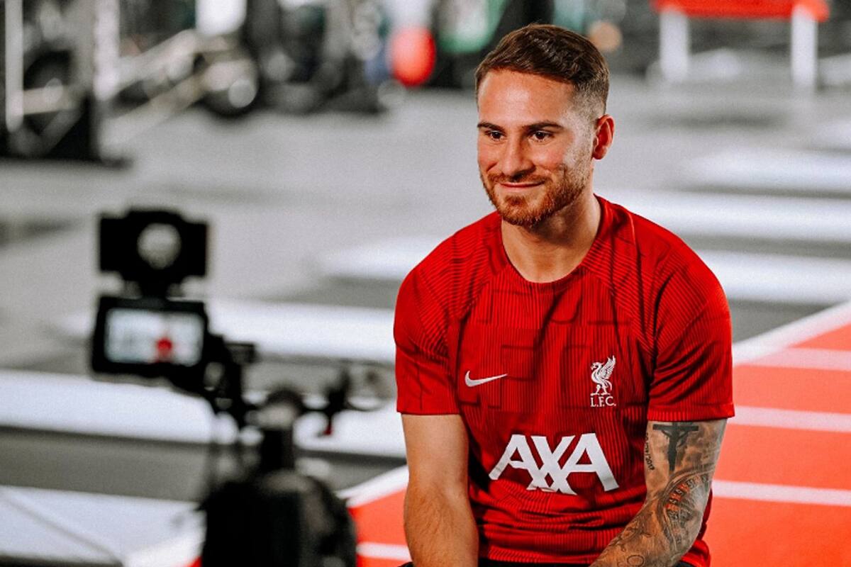 Alexis Mac Allister posa con la camiseta de Liverpool, su nuevo club