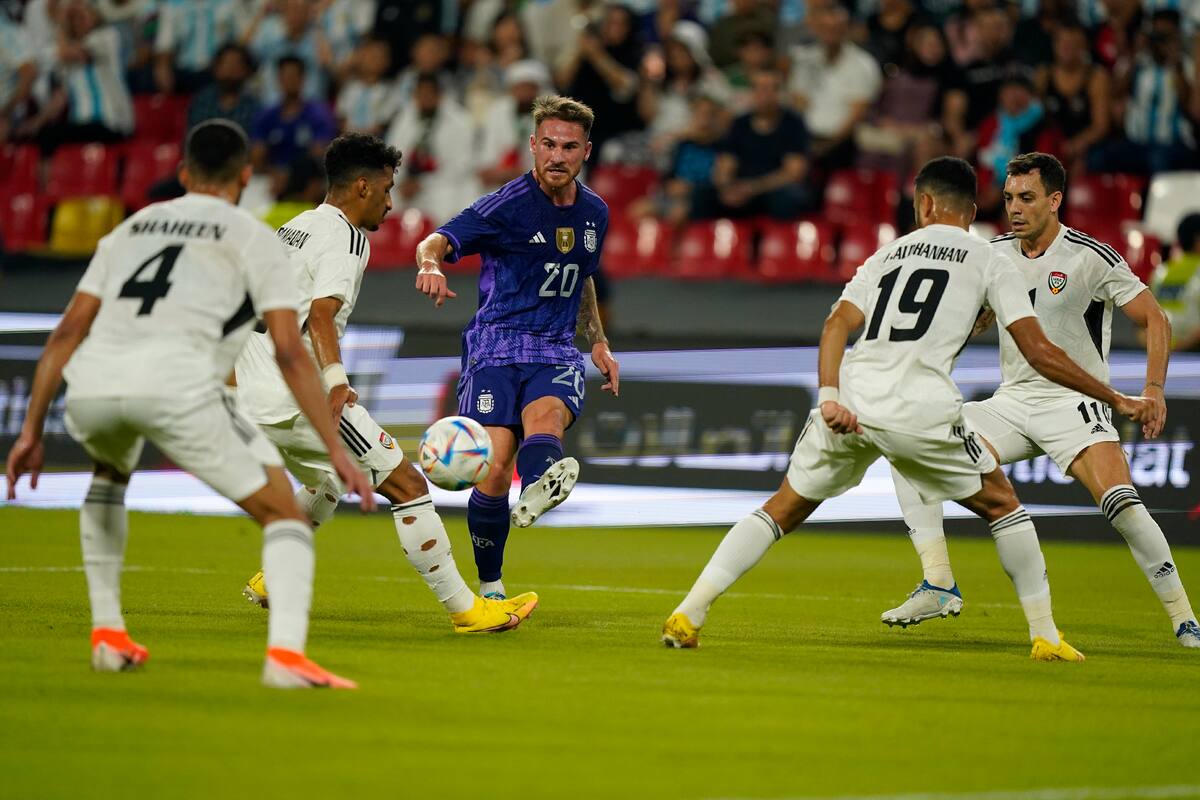 Alexis Mac Allister rodeado de jugadores de Emiratos Árabes, en el estadio Mohamed Bin Zayed de Abu Dhabi, en un partido amistoso, en la previa del mundial de Qatar 2022
